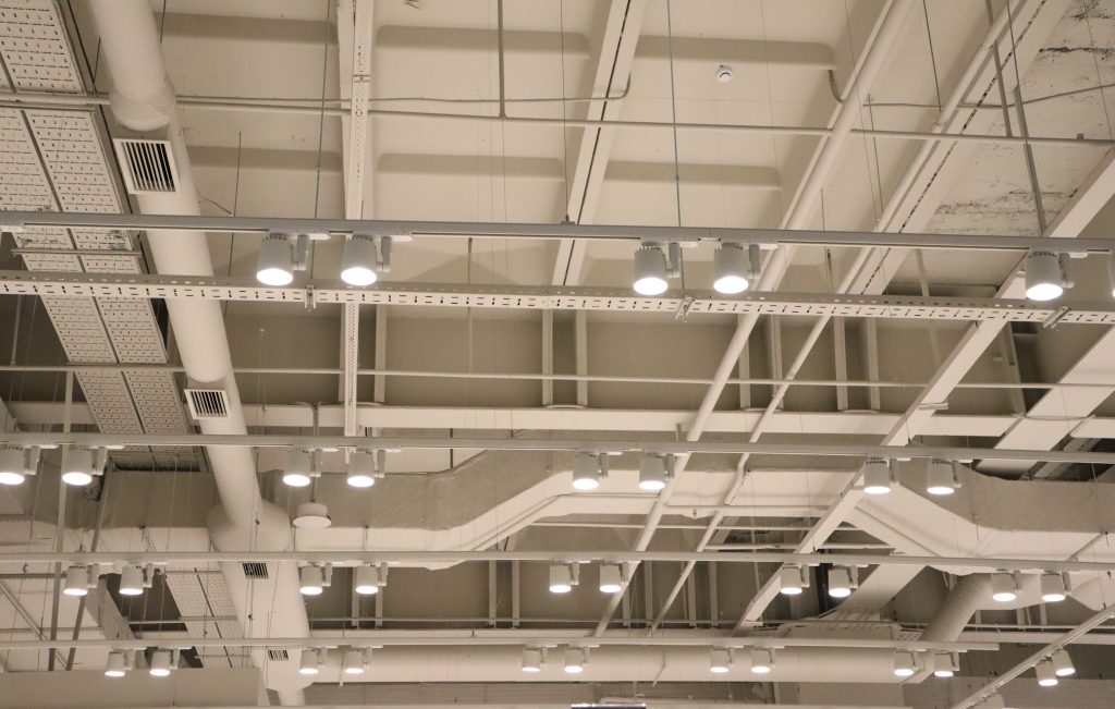 Ein modernes Deckenkonzept im Industrial-Stil, das Beleuchtung und Belüftung stilvoll und funktional vereint