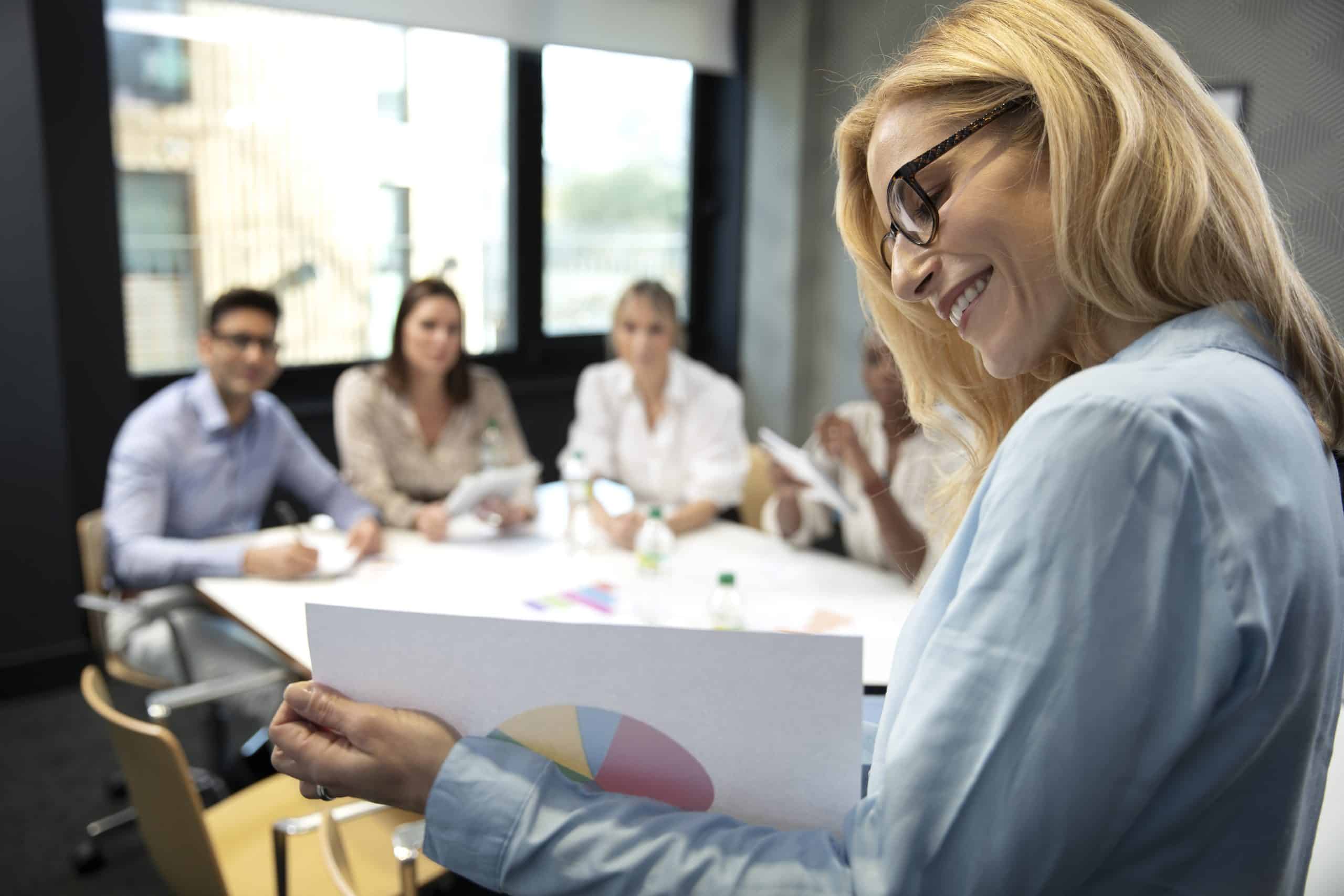 Nahaufnahme von Geschäftsleuten, die miteinander diskutieren